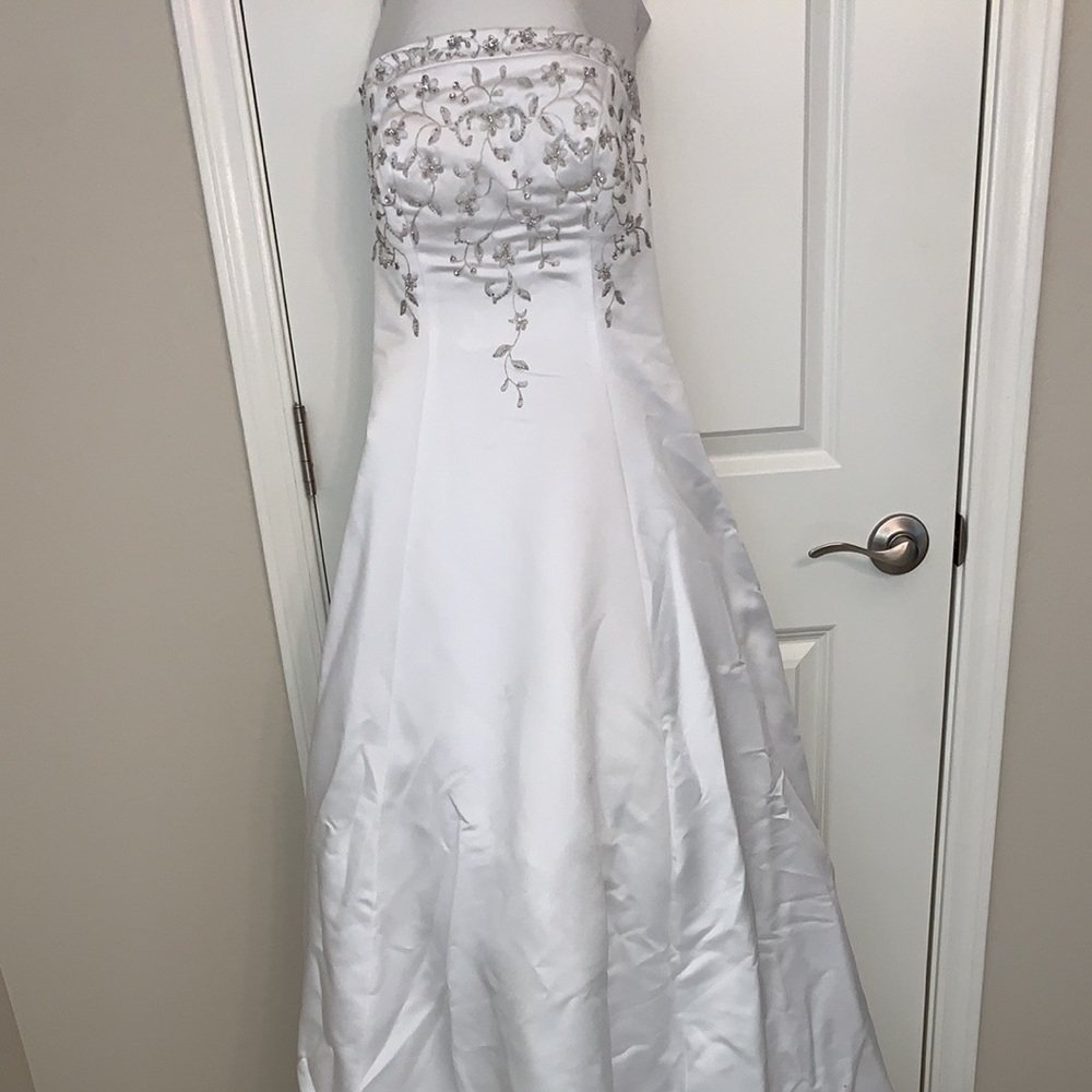 BONNY GORGEOUS SIZE 6 DETAILED WEDDING DRESS ALONG WITH A BEAUTIFUL VEIL